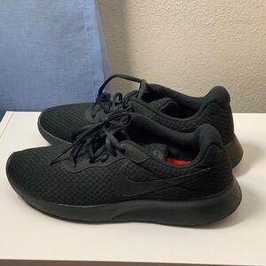 Nike Black Athletic Shoes Mens 8/Women 9.5